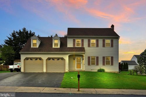 18 Market View Dr, Ephrata, PA 17522-8807