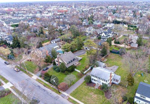 83 Thompson Ave, Babylon NY  11702-3404 exterior