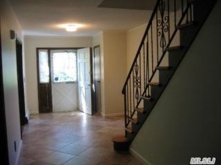 15 Mountain Laurel Ln, San Remo NY  11754-1016 exterior