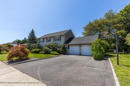 61 Bampton Pl, West Long Branch, NJ 07764-1638