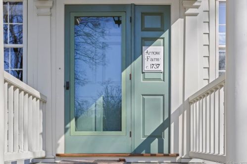 33 Farms Rd, Stamford CT  06903-2724 exterior