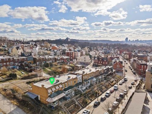 5276 Holmes St, Pittsburgh, PA 15201-2438