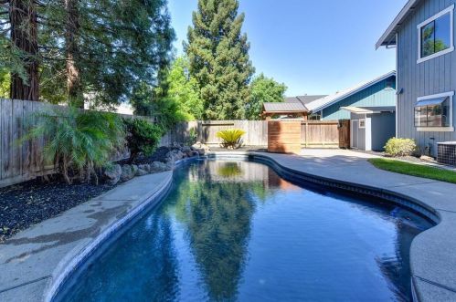 9262 Mapleview Way, Elk Grove CA  95758-5007 exterior