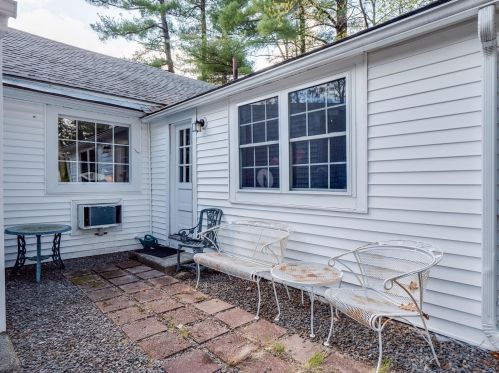 204 Dunstable Rd, Nashua NH  03062-2340 exterior