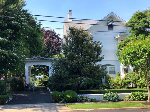 553 Oxford St, Westbury, NY 11590-2428