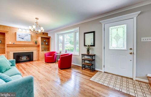 8937 Victoria Rd, Springfield, VA 22151-1136