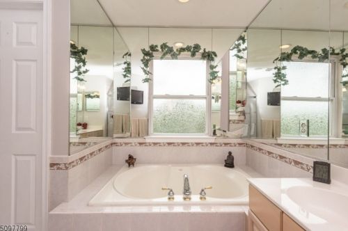 30 Surrey Ln, Flemington NJ  08822-1588 exterior