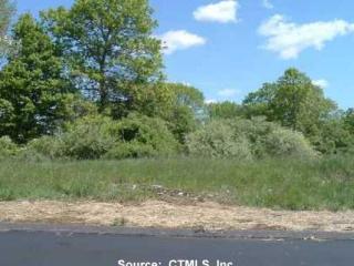 17 Applewood Dr, Gales Ferry, CT 06339-1678