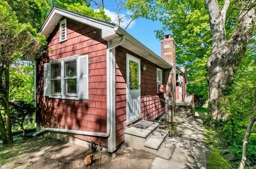 41 Old Albany Post Rd, Crotonville, NY 10562-1926