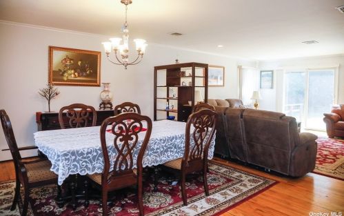 1326 Gardiner Dr, Bayshore, NY 11706-3711