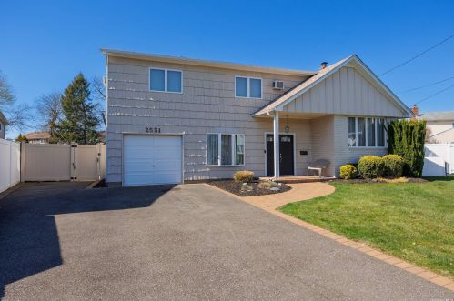 2551 Townhouse Cir, North Bellmore, NY 11710-2342