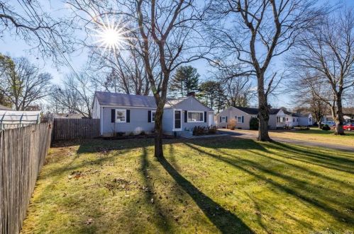 7 Fairfield Dr, Windsor Locks CT exterior