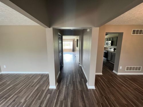 1733 Greatwood Dr, Florence KY  41042-8121 exterior