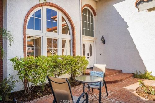 28053 Charles Dr, Santa Clarita, CA 91350-1971