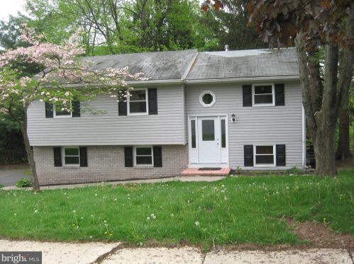 9 Deerfield Dr, Primrose, PA 17901-4006