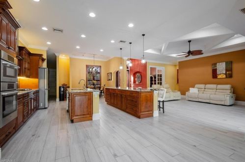 670 1 St, Naples FL 34117-5106 exterior