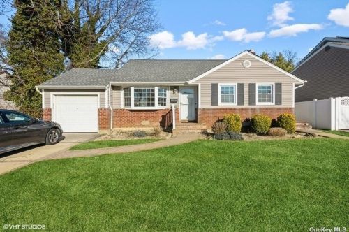 2299 Oakdale Ave, Seaford, NY 11783-3142