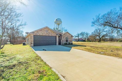1304 1st St, Kaufman, TX 75142