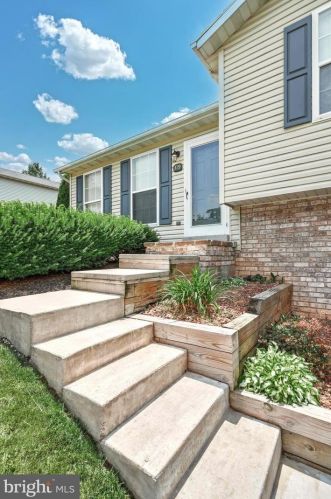 319 Azalea Dr, Hanover, PA 17331-3470