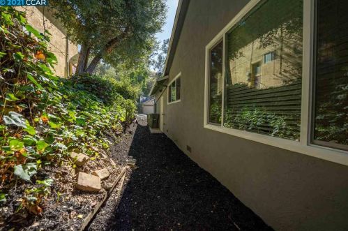 3301 Glenly Rd, Oakland CA  94605-4115 exterior