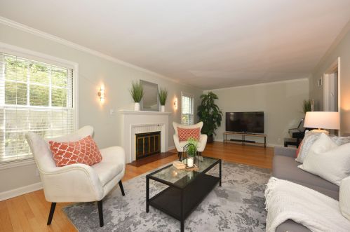 9073 Bayside Dr, Milwaukee, WI 53217-1915
