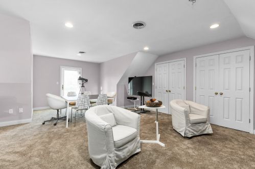 49 Sandy Ln, Dover NH  03820-5900 exterior