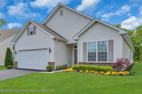 25 Eagle Ridge Cir, Lakewood, NJ 08701-5821