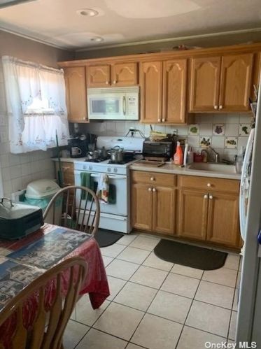 43 Maple Dr, North Lindenhurst, NY 11757-1312