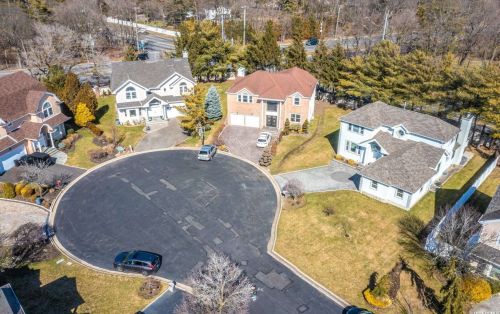 5 Laurel Ln, Westbury, NY 11568-1542