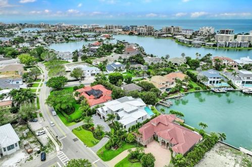 3401 Crayton Rd, Naples FL 34103-3515 exterior