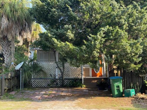681 6th St, Cedar Key, FL 32625-5007