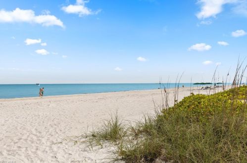 527 Gulf Dr, Sanibel FL  33957-5024 exterior