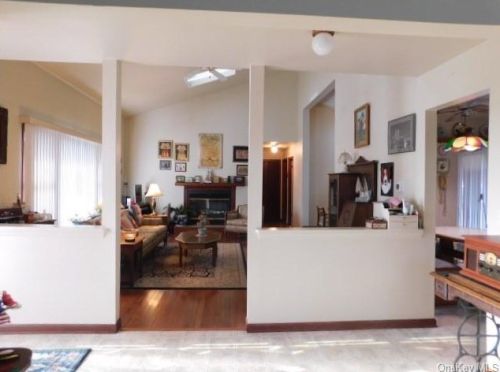 24 Macintosh Dr, Middletown, NY 10941-1025