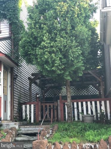 657 Walnut St, Pottstown, PA 19464-5744