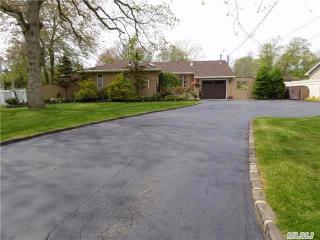 416 Smith Ave, Islip Manor, NY 11751-4715
