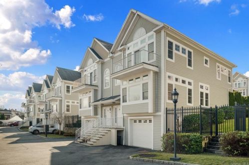 21 Arbor Gln, New Rochelle, NY 10801-3382