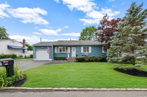 221 Estelle Ave, Holbrook, NY 11741-3312
