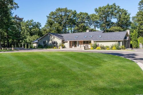 4 Woodland Rd, Westbury, NY 11568-1317