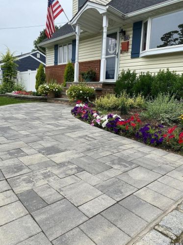 7 Crag Ct, West Islip, NY 11795-2313