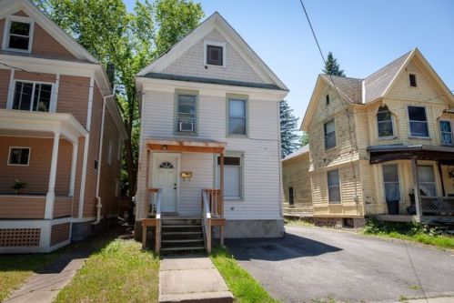 9 James St, Columbia Center, NY 13357-1613