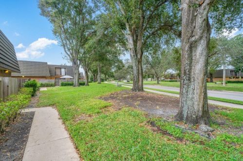 3228 32nd Way, West Palm Beach FL  33407-6747 exterior