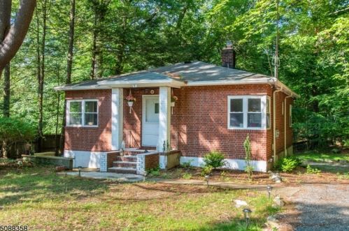 6 Ellen Rd, Skyline Lakes, NJ 07456-1005