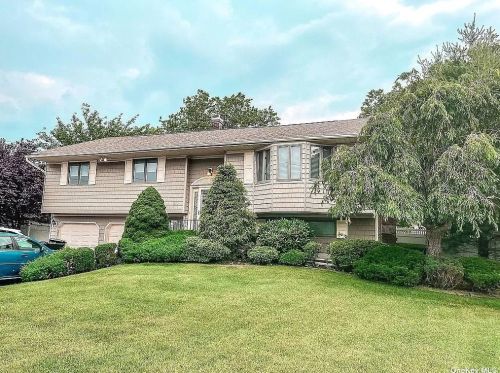 80 Doncaster Ave, West Islip, NY 11795-1219