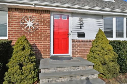 8 Ellsworth Pl, Elwood, NY 11731-5724