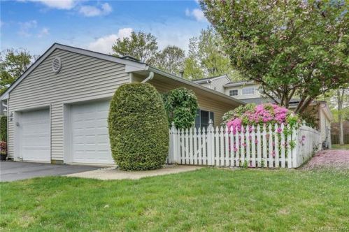 21 Cherrywood Cir, Bricktown, NJ 08724-5203
