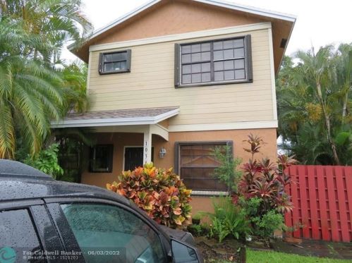 10388 3rd St, Hollywood, FL 33026-5947