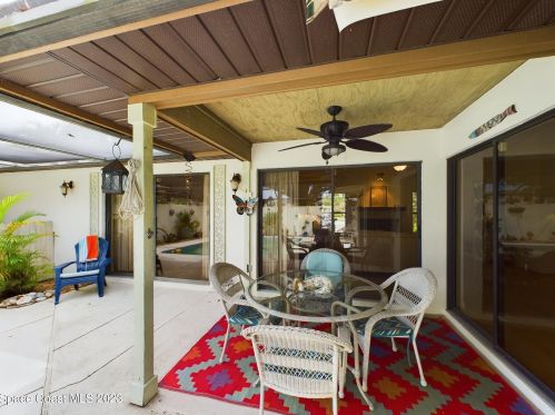 6203 Mirror Lake Dr, Sebastian FL  32958-8474 exterior