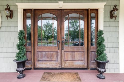 43 Shore Ln, Bayshore, NY 11706-8733