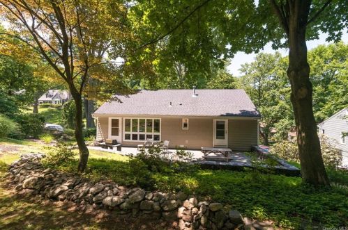 128 Underhill Rd, Crotonville NY  10562-4409 exterior