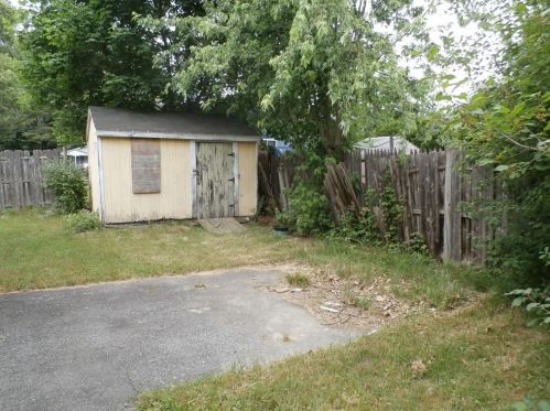 30 Paige Dr, Coventry RI 02816-8931 exterior